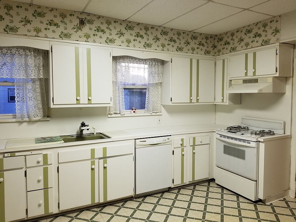 2nd image of 1135 West Broadway