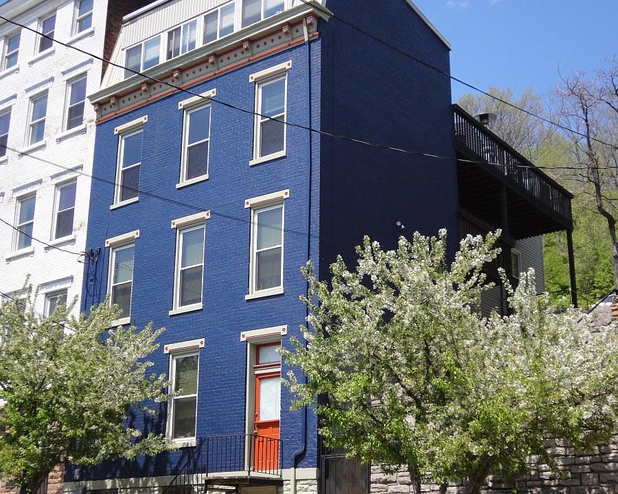 4-family building. 3rd floor available, which is ground-level at the back of the home.