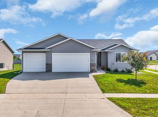 2239 Crestwood Ln, Marion, IA 52302