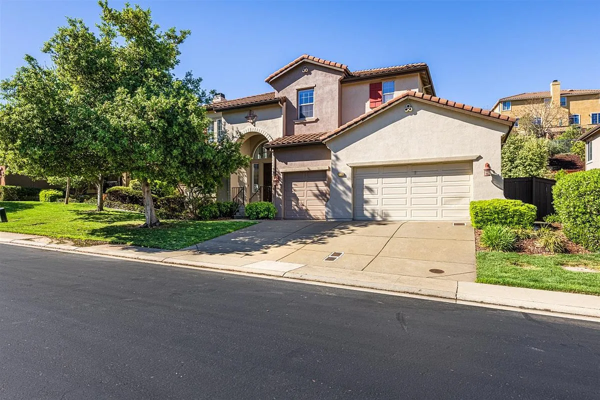 4 bed, 3527 sqft, $4,500 — Photo 1