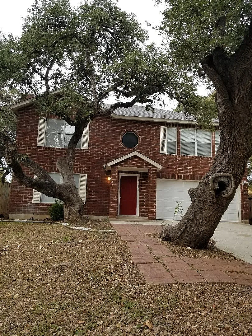 4 bed, 2.5 bath, 2401 sqft, $2,200 — Photo 1