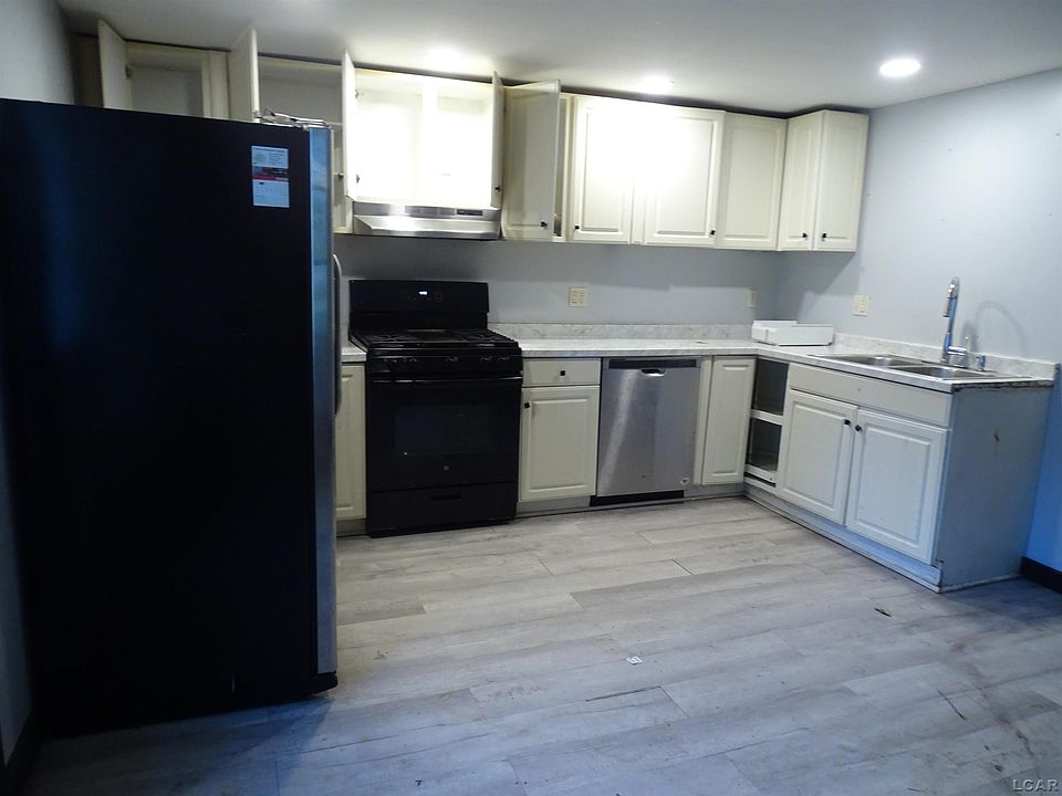 10th image of 665 Dennis St
