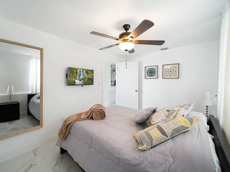810 NW 21st Ct — Photo 3