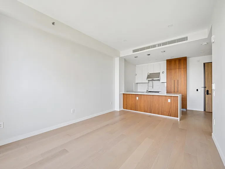 35-32 Leavitt St #11B — Photo 2