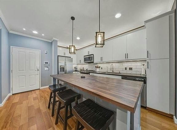 5th image of 1901 Victoria Ave #108