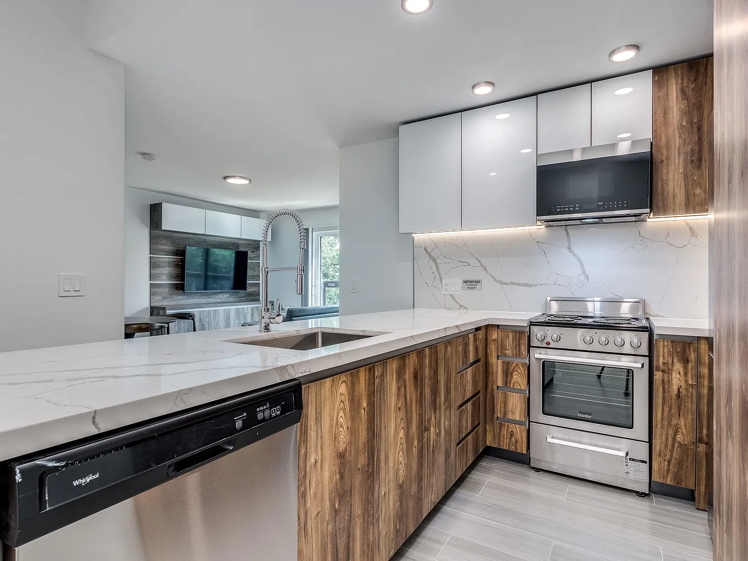2 bed, 705 sqft, $3,850 — Photo 3