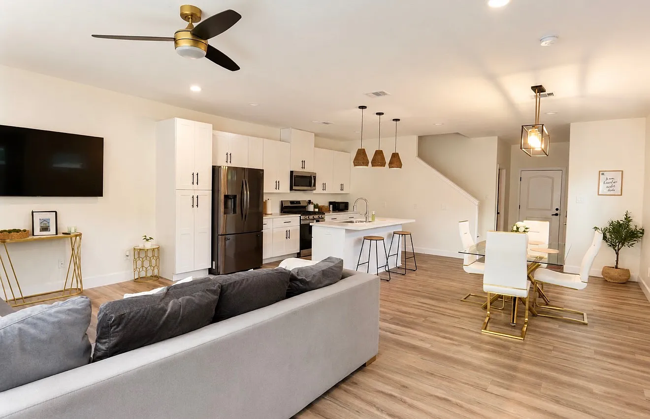 3 bed, 3.5 bath, 2052 sqft, $3,250 — Photo 2