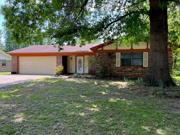 2106 E 15th St, Russellville, AR 72802