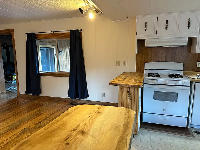 1043 Clinton St — Photo 12