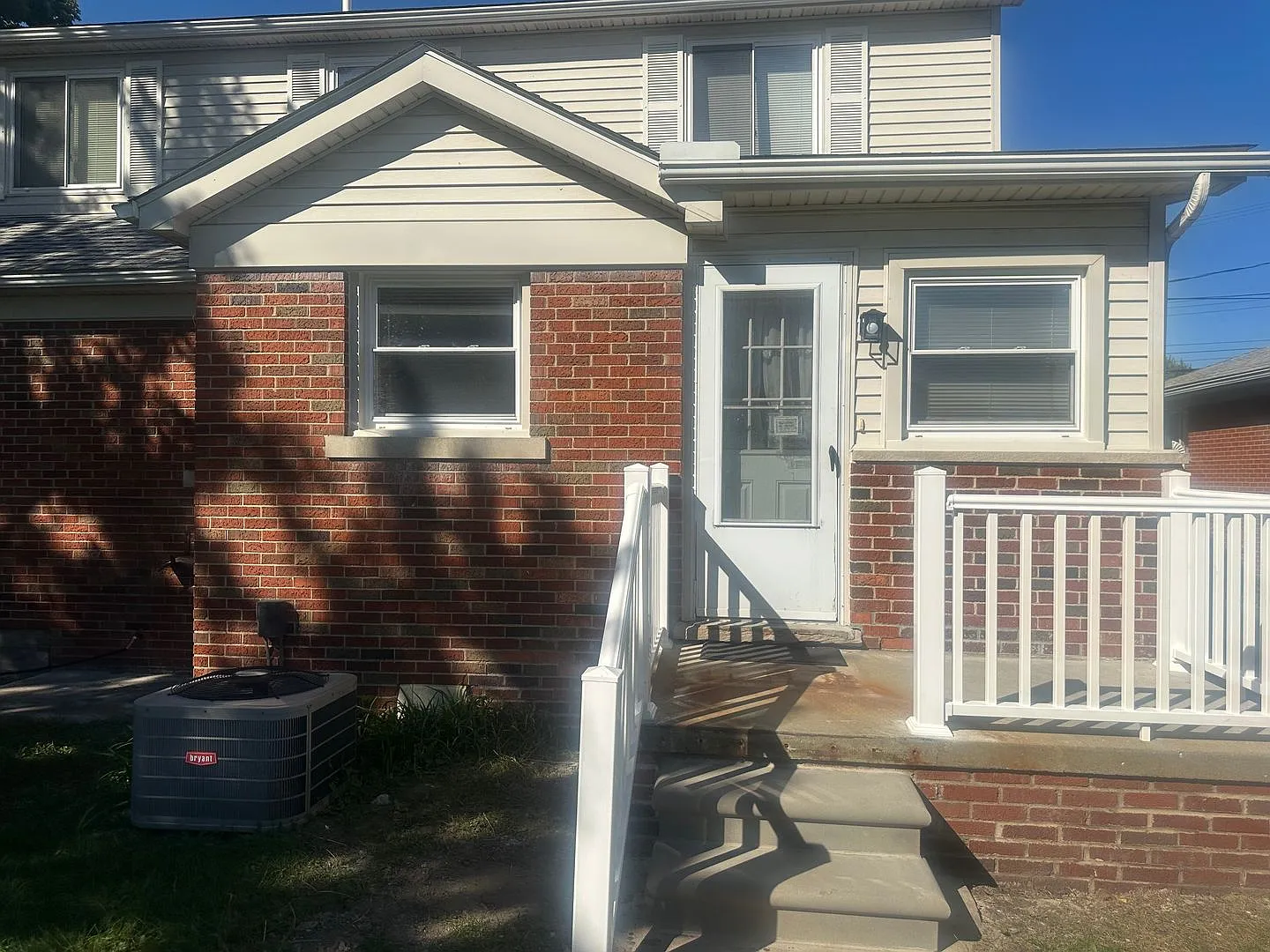 Beautiful 5 Bedroom Home In St Clair Shores — Photo 1