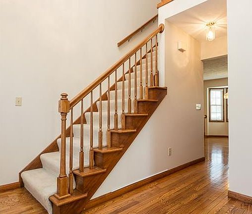 3rd image of 382 Foxborough Dr