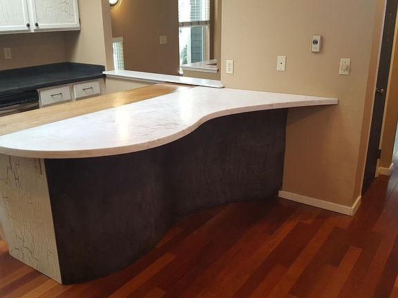 Peninsula-- room for 4 bar stools
