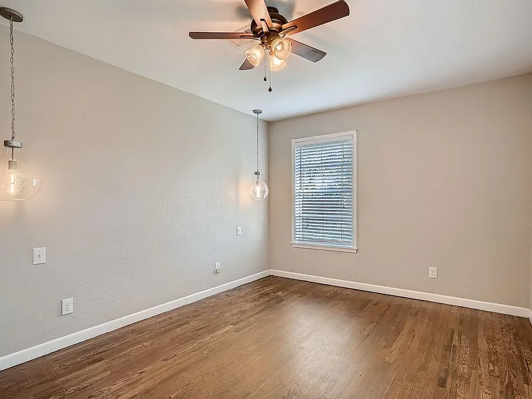 210 College St — Photo 12