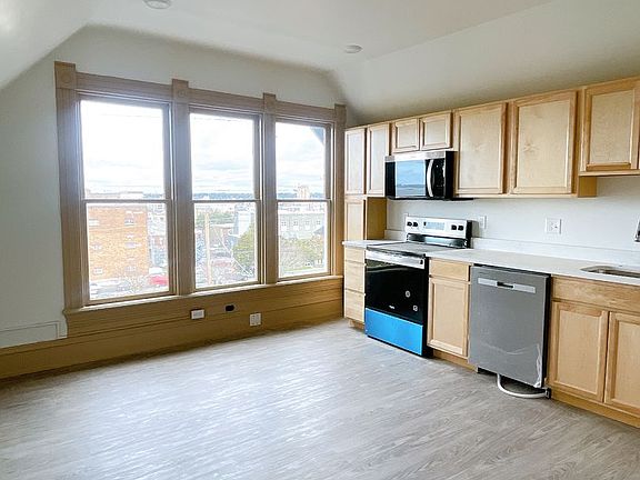 3rd image of 1201 N Garden St #201