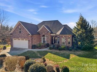 1743 Whitewater Ct, Hickory, NC 28602