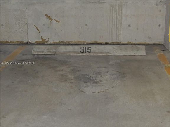 4th image of 480 NE 30th St APT 1105