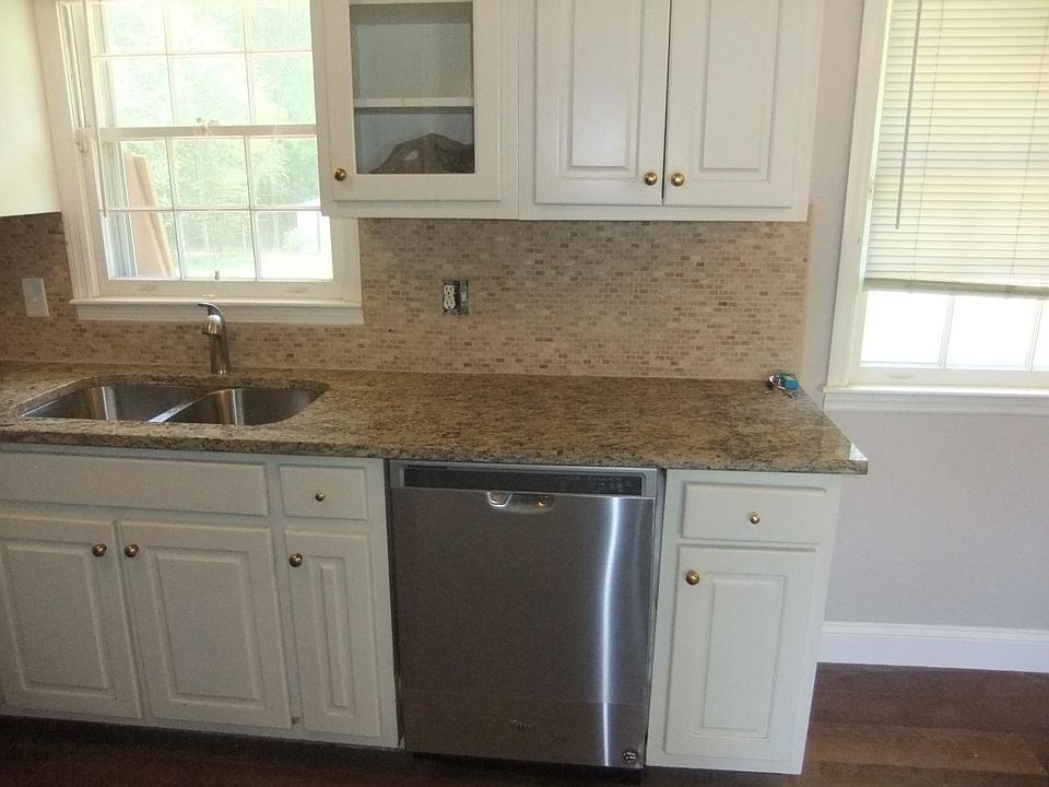 1st image of 121 Diane Dr SE