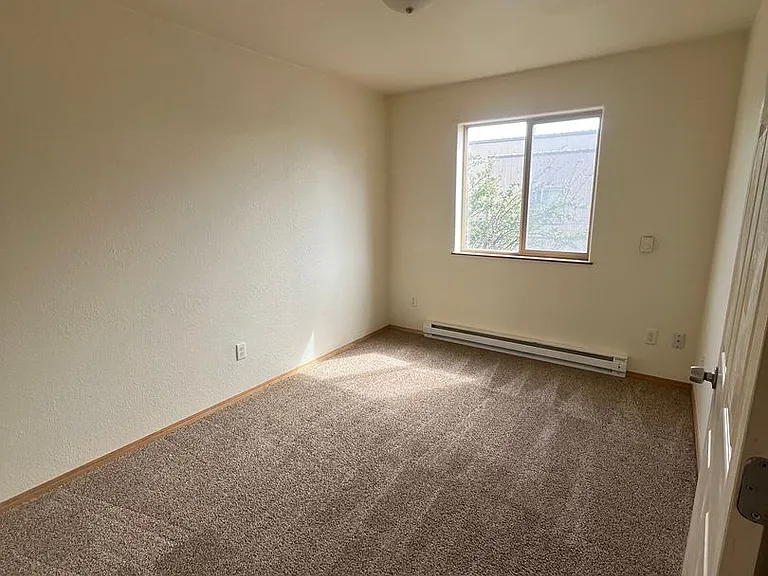 102 E Main St — Photo 4