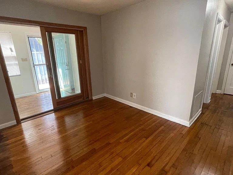 4715 Killam Ave — Photo 6