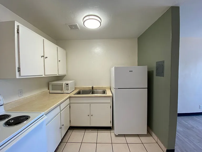 1 and 2 Bedrooms Great Location with Community Pool and Onsite Laundry! 1/2 of Mile from U of A — Photo 16