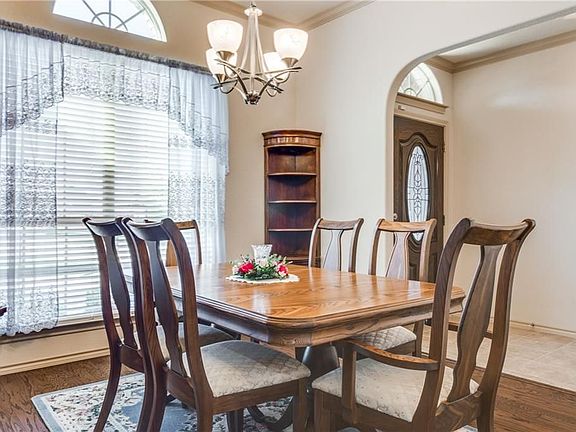 4th image of 1305 Edinburgh Cir