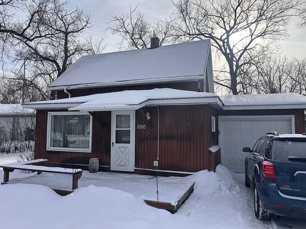 1010 Center St E, Roseau, MN 56751