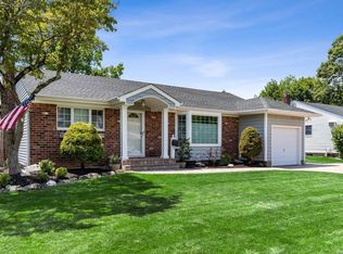 18 Fern Dr, Commack, NY 11725
