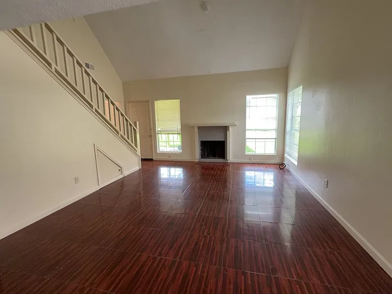 1527 Lazy Spring Dr — Photo 3