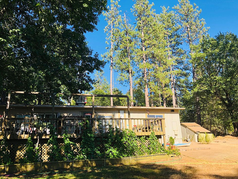 The house has a huge deck to watch the sunset. Comes with a kayak.