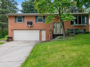 123 Rose Ln, Green Bay, WI 54302