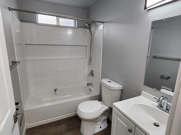 819 E 2nd St #1 — Photo 15