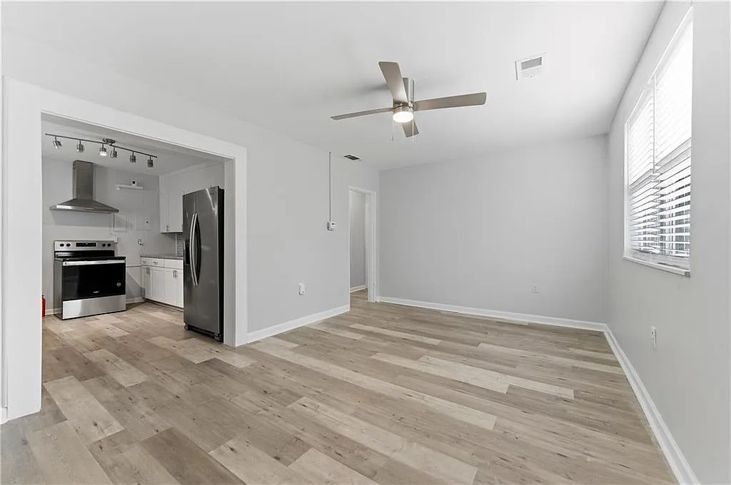 2 bed, 1.0 bath, 903 sqft, $1,600 — Photo 3