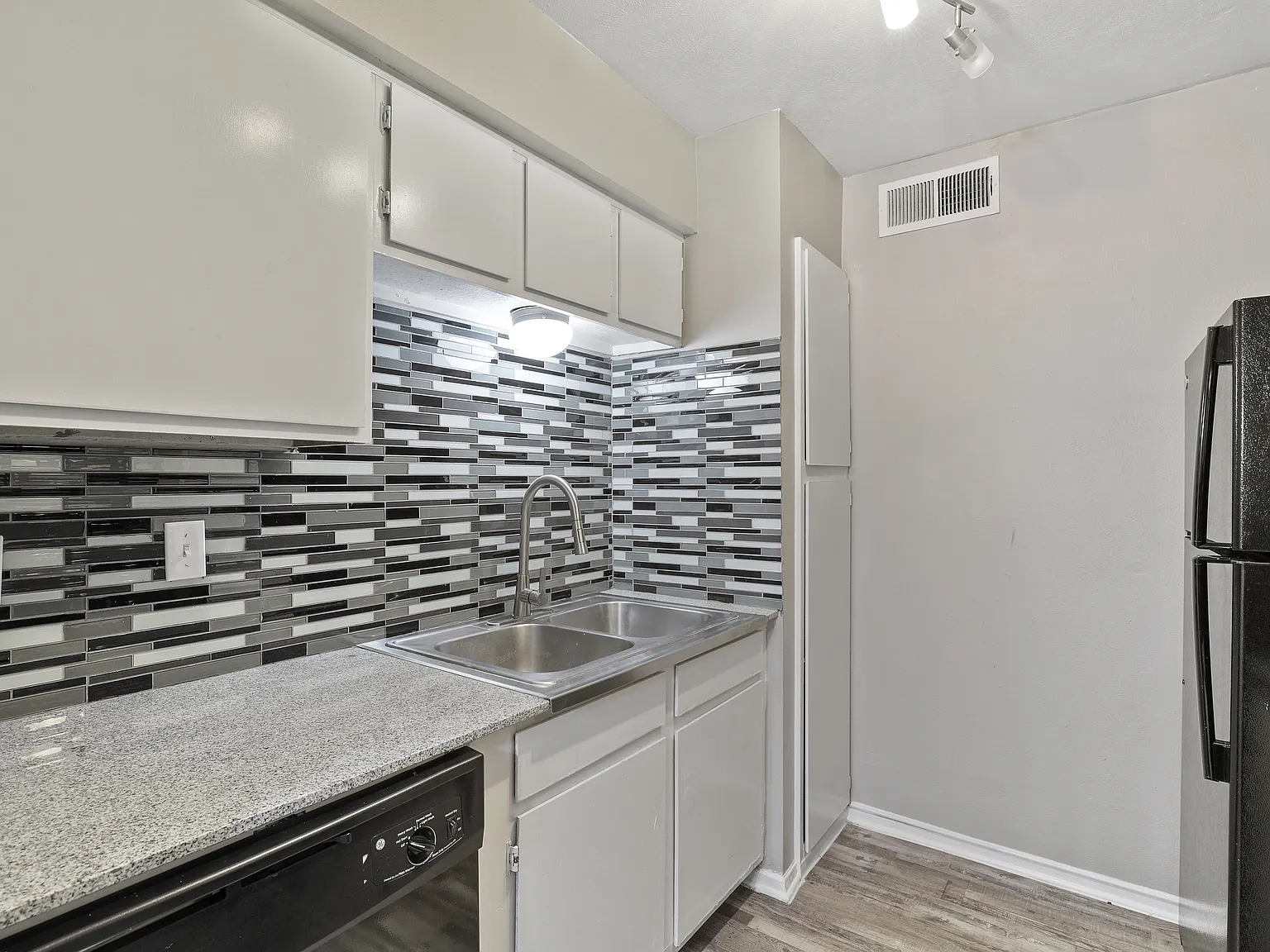 Kingswood Apartments — Photo 2