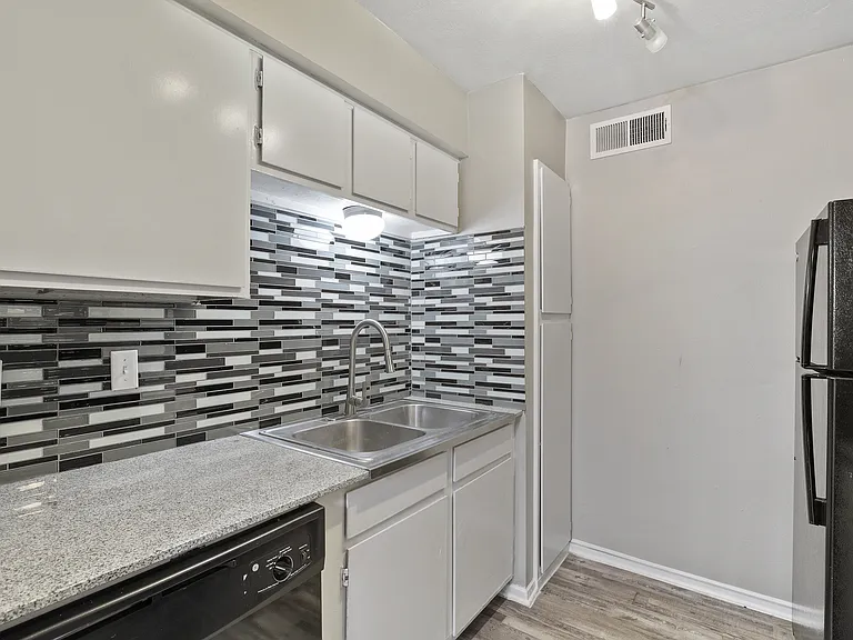 Kingswood Apartments — Photo 2
