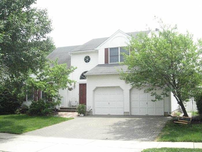 Exterior Front with paver