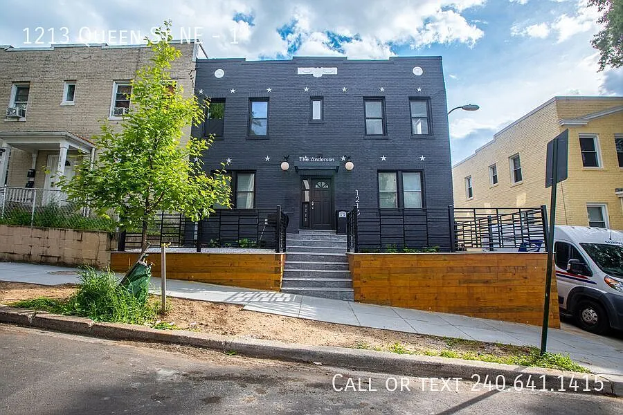 1213 Queen St NE — Photo 1