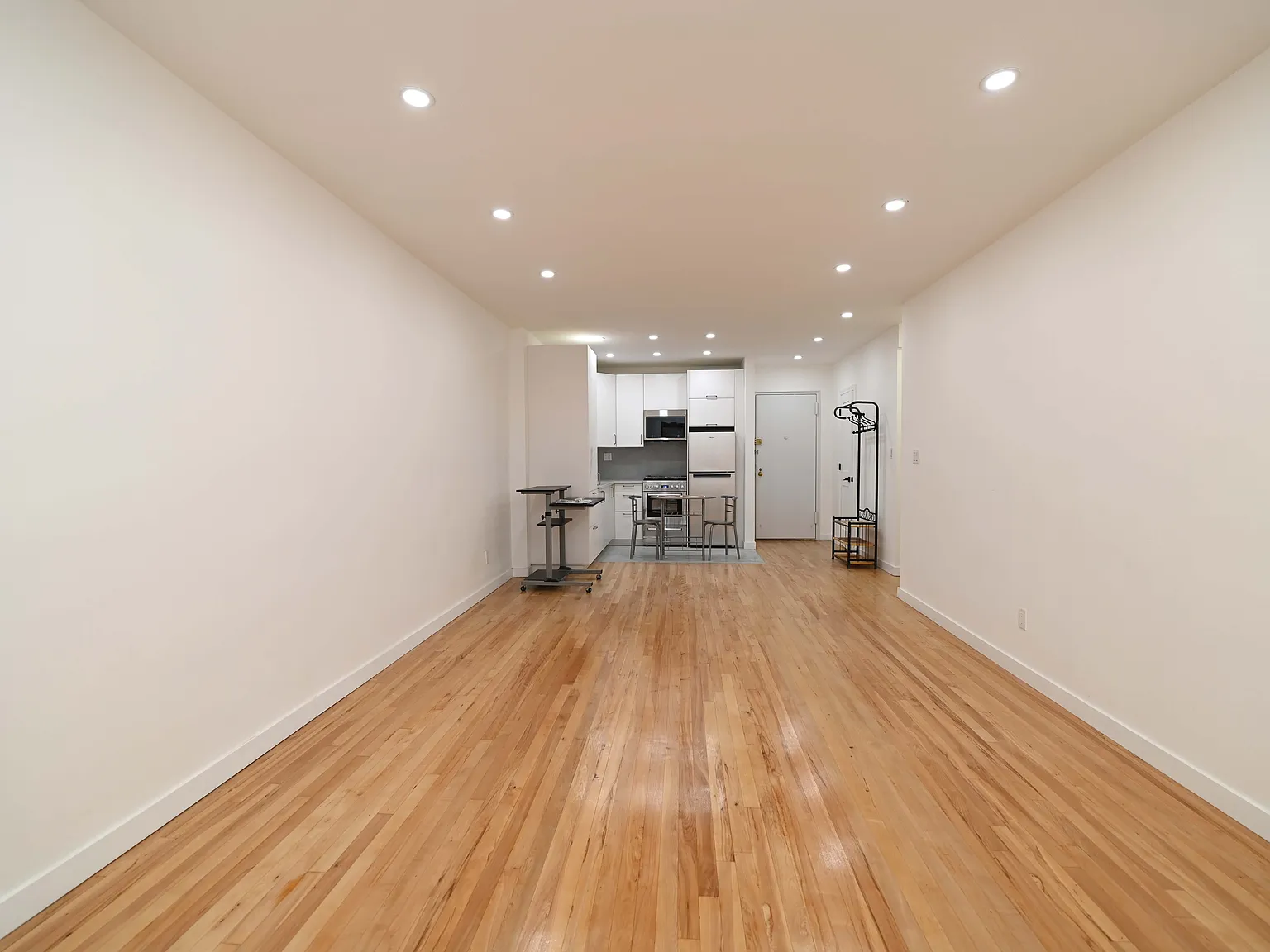Studio, 670 sqft, $1,700 — Photo 3