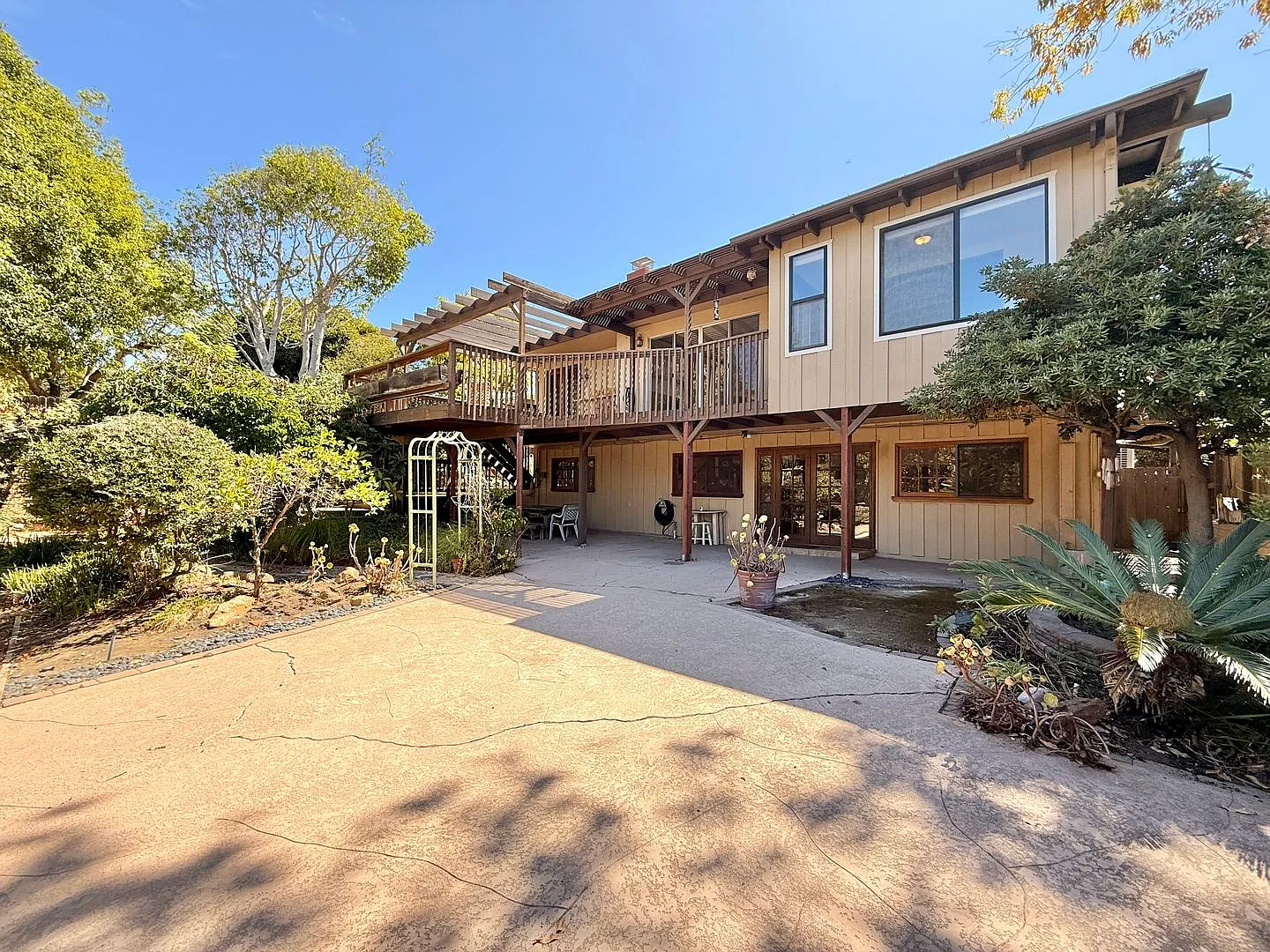 Spacious 4 Bedroom Home with Large Backyard in Beautiful San Diego! — Photo 2