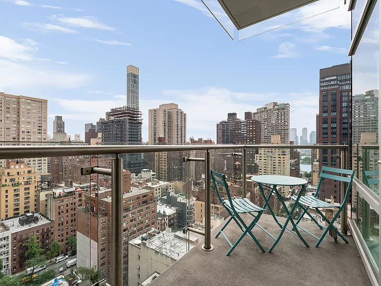 310 E 53rd St #19A — Photo 3
