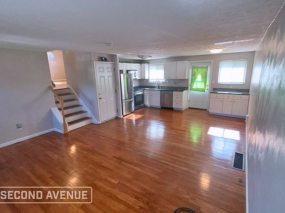 3rd image of 528 Sunnyfield Dr