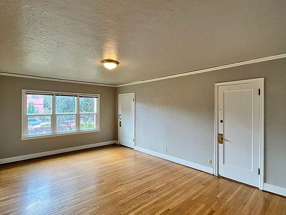 4th image of 2437 NE Hoyt St APT 9