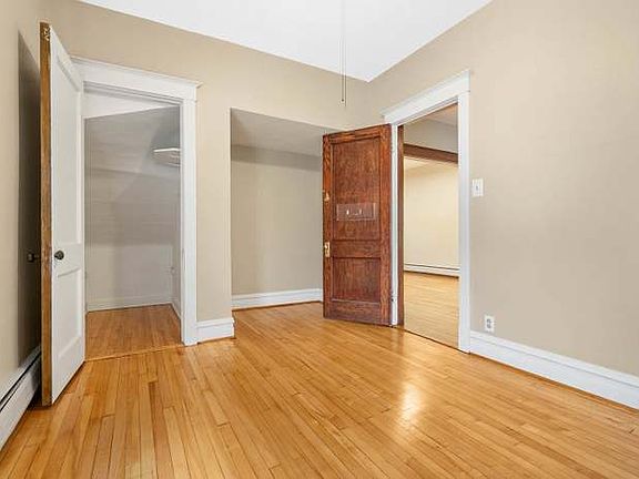 4th image of 319 Chicago Ave Unit 1