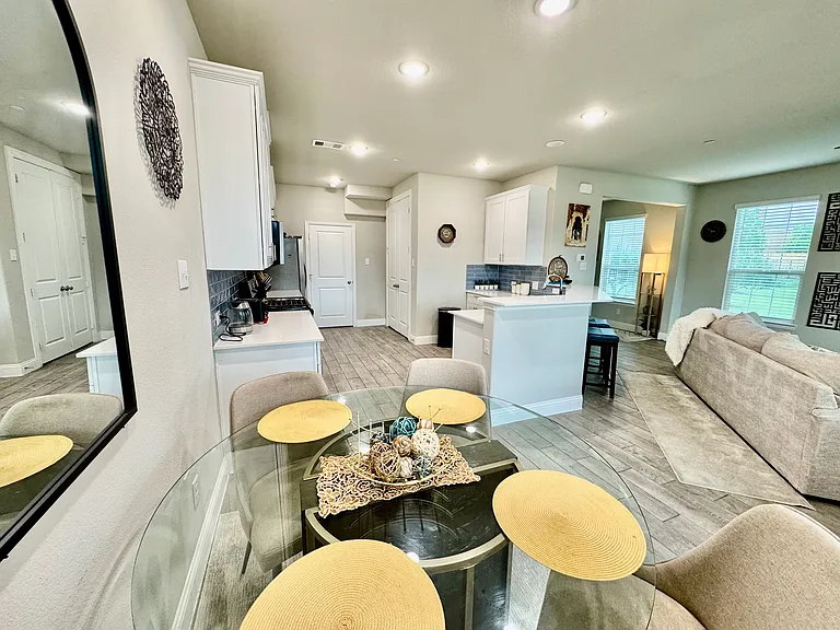 1045 Keswick Dr — Photo 4