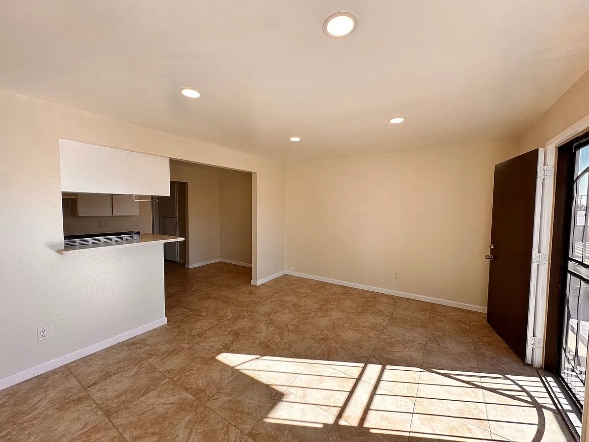 Building Photo - 1405 E Lynwood Dr