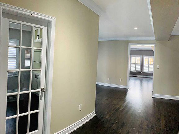 3rd image of 24 Manor Glen Cres