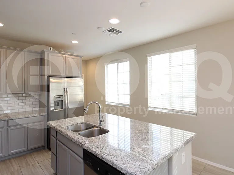 1731 E Dogwood Ln — Photo 4
