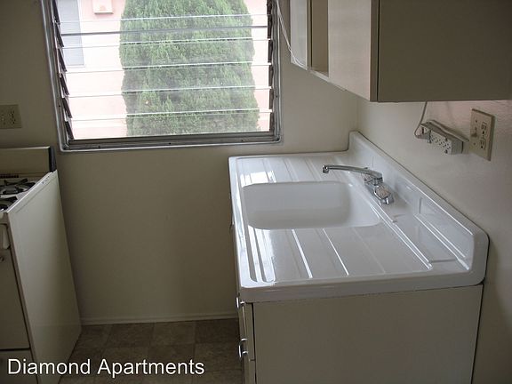 5th image of 4170 Ingraham St APT 06