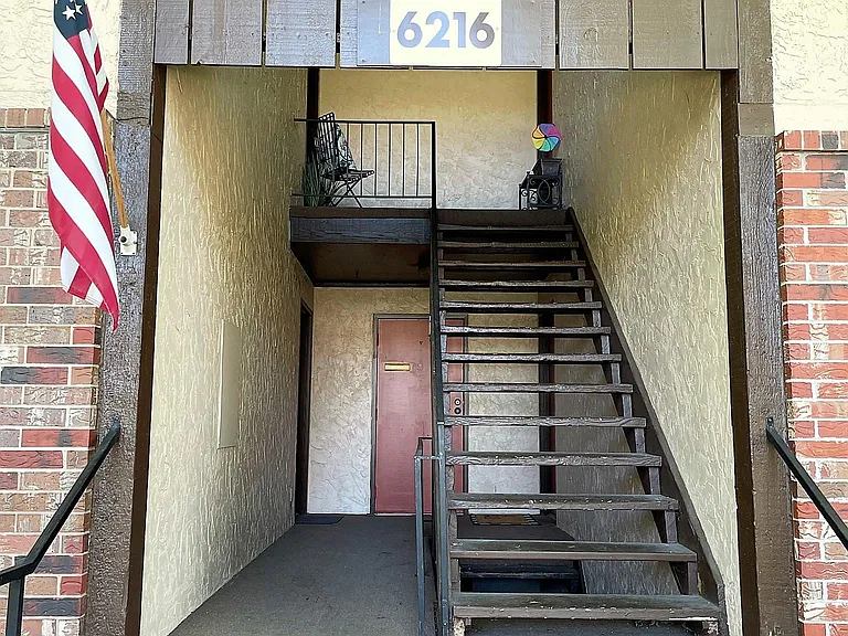 6216 Robinson St #3 — Photo 2