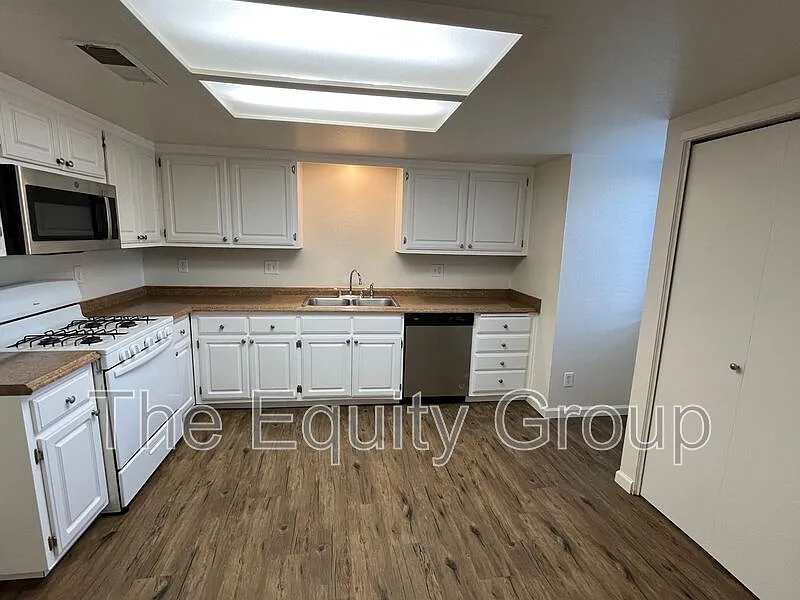 2 bed, 1.0 bath, 877 sqft, $1,340 — Photo 3