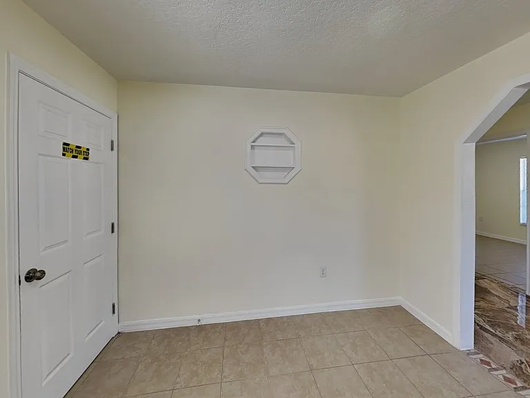 465 Oak Dr — Photo 3